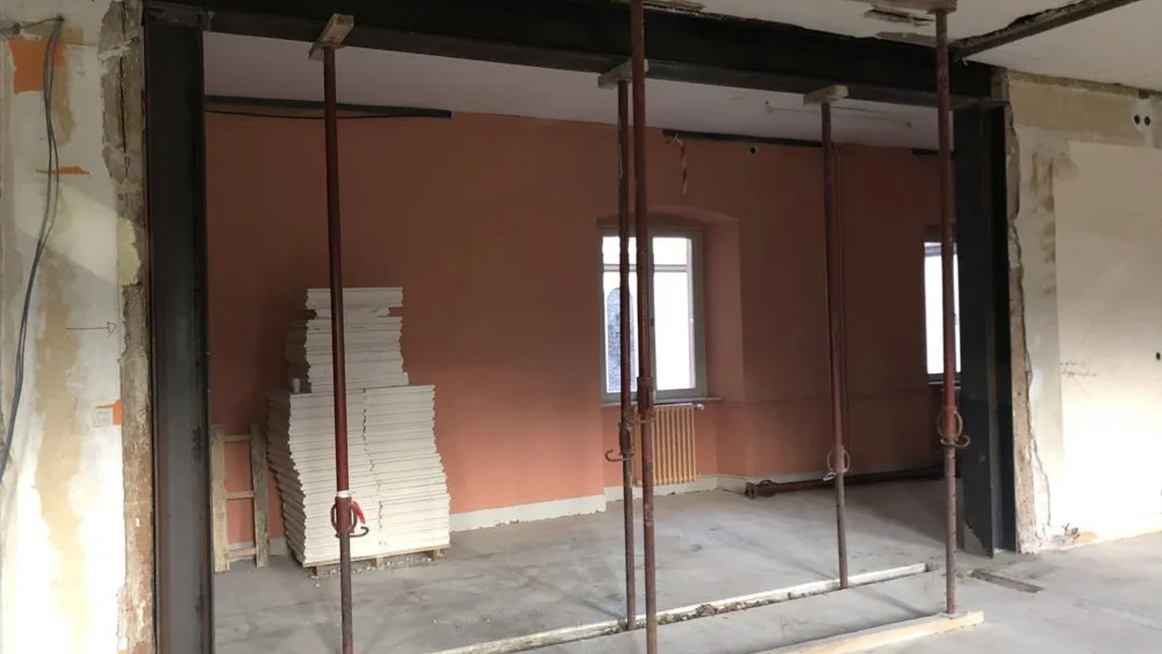 Ouverture de mur avec portique métallique et étais de chantier